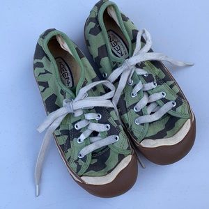 Keens camouflage canvas lace-up tennis shoes